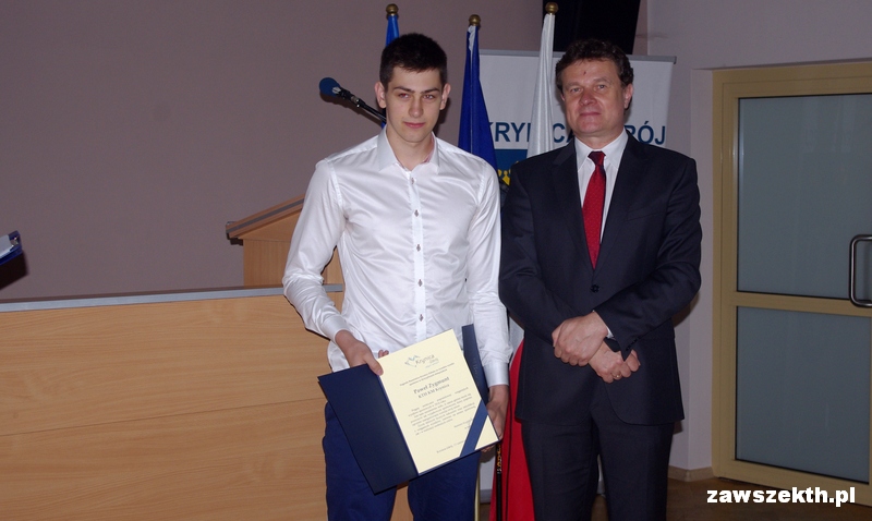 Pawe Zygmunt z burmistrzem Dariuszem Reko