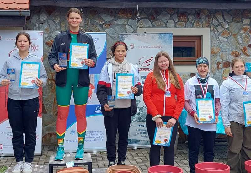 juniorki młodsze - Emilia Nosal na najwyższym stopniu podium - fot. Barbara Rzeszut