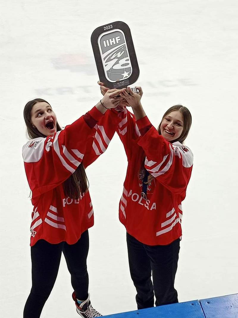 Emilia i Natalia Nosal ze srebrnym trofeum MS U18 D1B - fot. Dorota Nosal