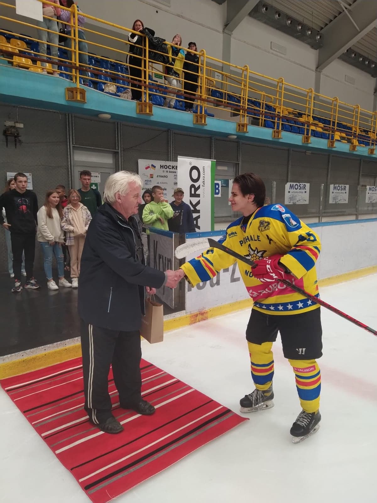 Nagrody wyróżnionym wręczał Jan Adamowicz, od 64 lat związany z krynickim hokejem