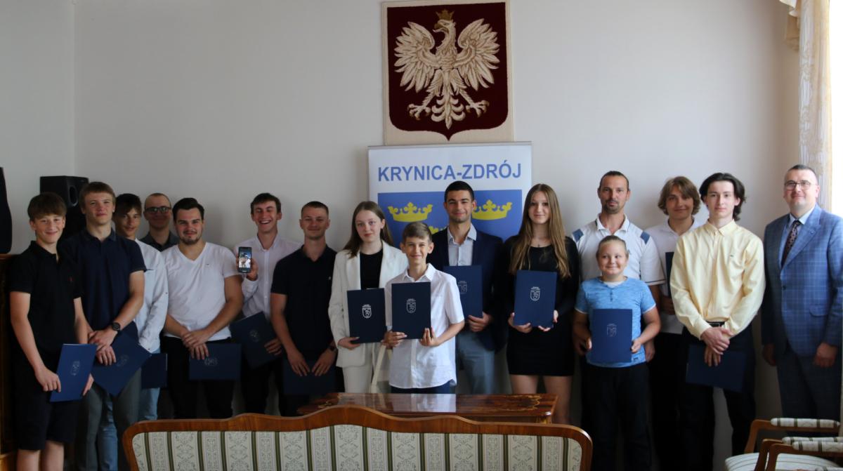 nagrodzeni młodzi sportowcy z burmistrzem (fot. UM Krynica-Zdrój)