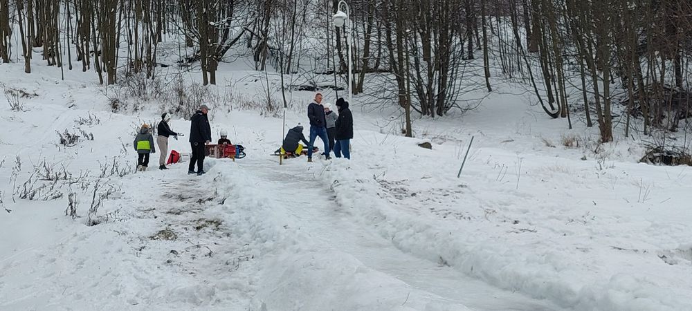 treningi na prowizorycznej ciece lodowej