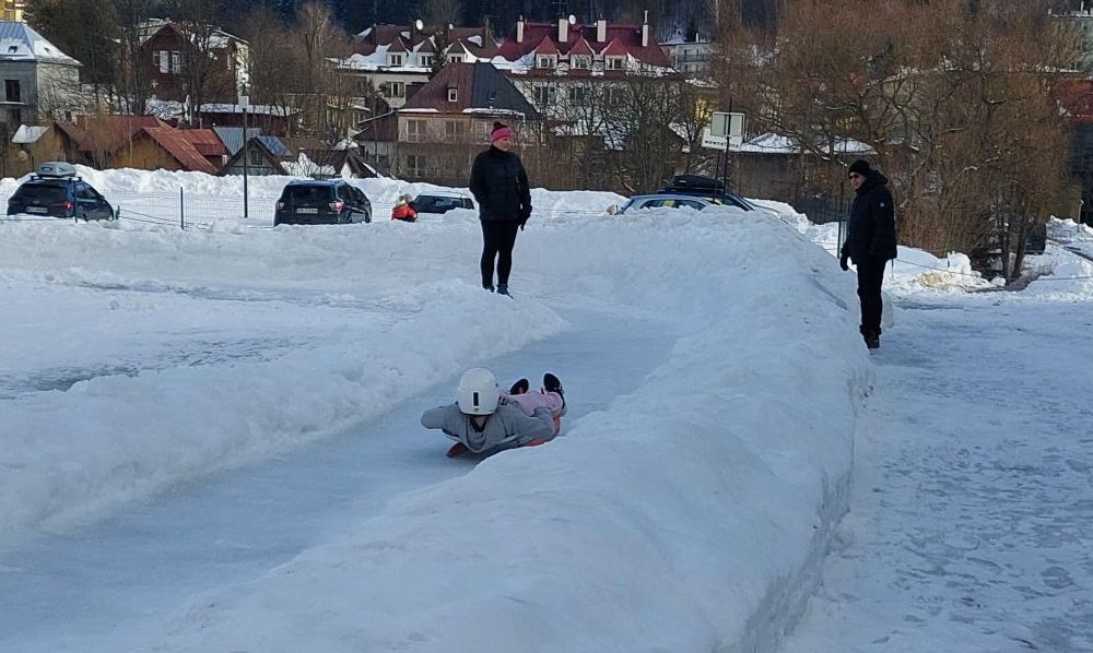 treningi na prowizorycznej ciece lodowej