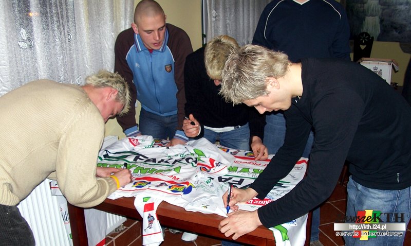 2006r. - KTHeci podczas podpisywania koszulek