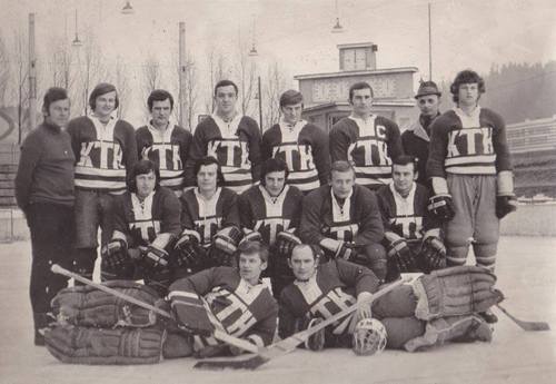 <B>Stanisaw Olesiak</B> (drugi od prawej w drugim rzdzie) z zespoem KTH Krynica sezonu 1971/72<BR>fot. ze zbiorw J.Dudka