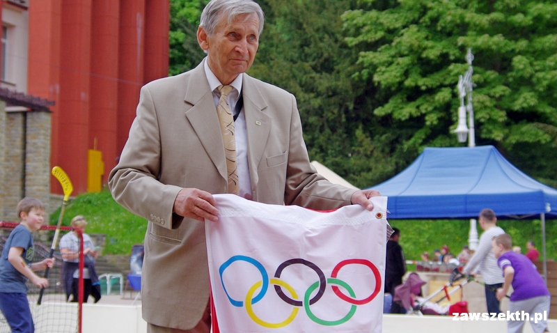 Jerzy Mruk z flagą olimpijską z Albertville