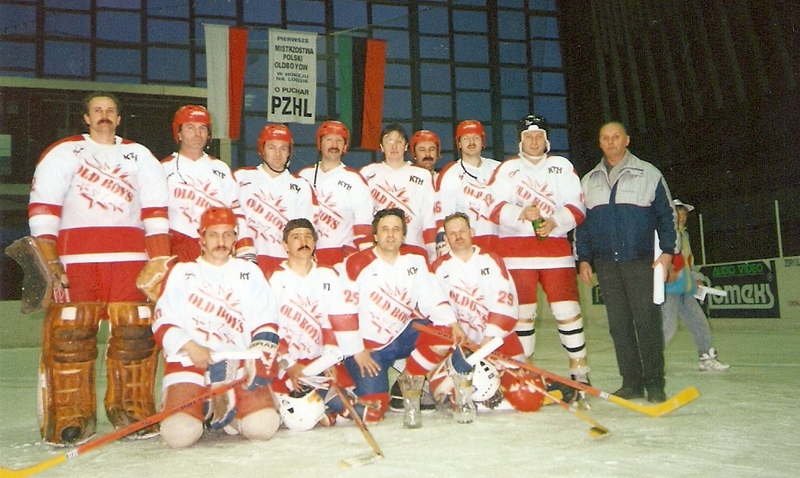 Andrzej Dudek (drugi z lewej w dolnym rzdzie) z druyn Old Boys KTH podczas I Mistrzostw Polski oldbojw